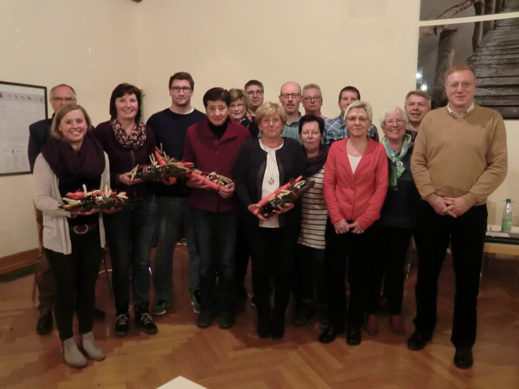 Der alte und neue Vorstand des TuS Barkhausen sowie ein Teil der langjährigen Vereinsmitglieder